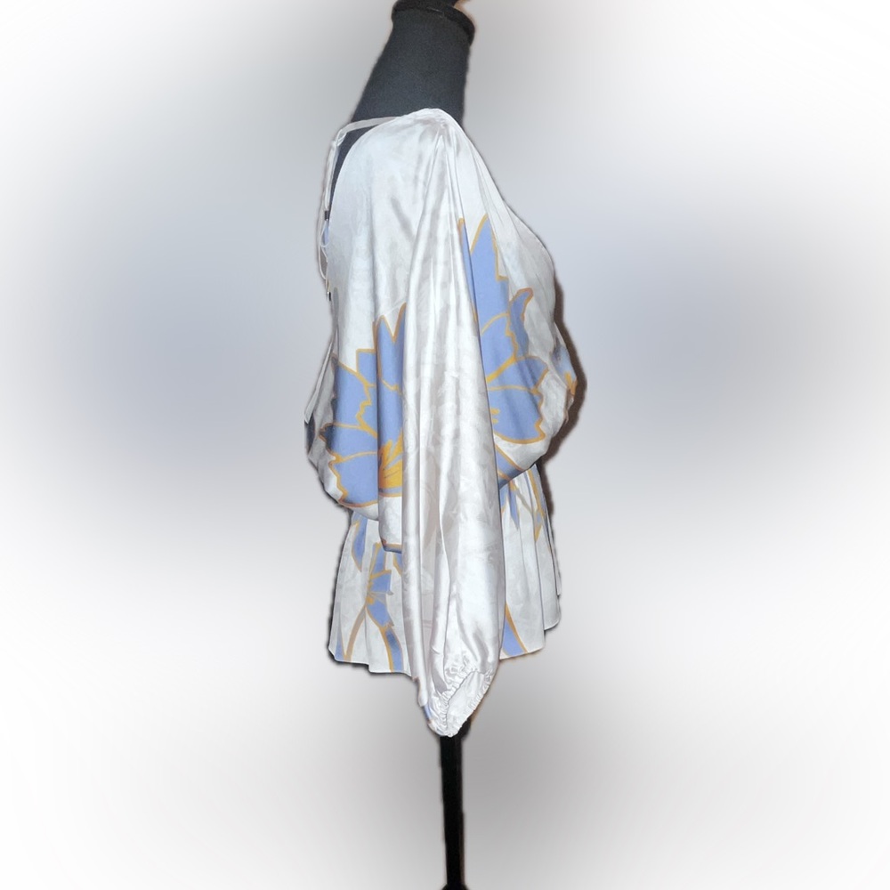 White House Black Market White and Blue Floral Top - Picture 4 of 9